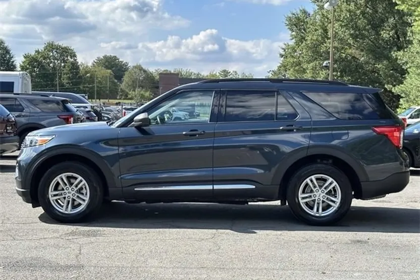 2023 Ford Explorer XLT photo 1