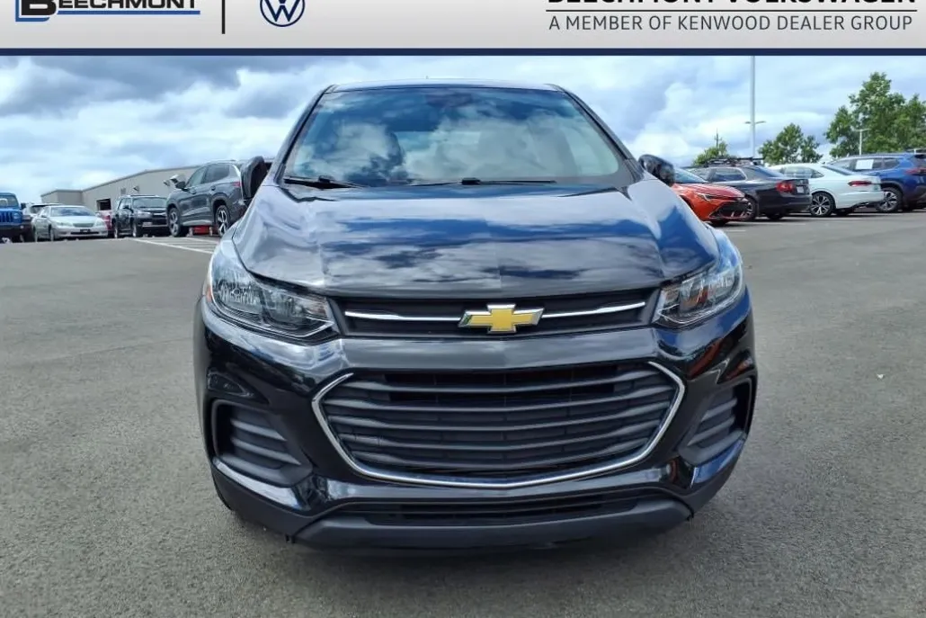 2022 Chevrolet Trax LS photo 1