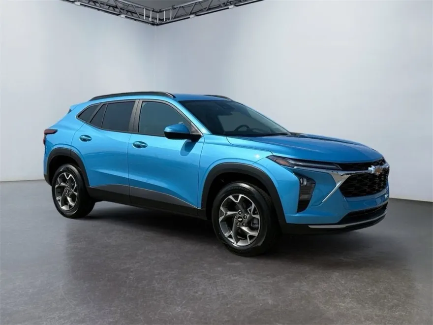 2025 Chevrolet Trax LT photo 1