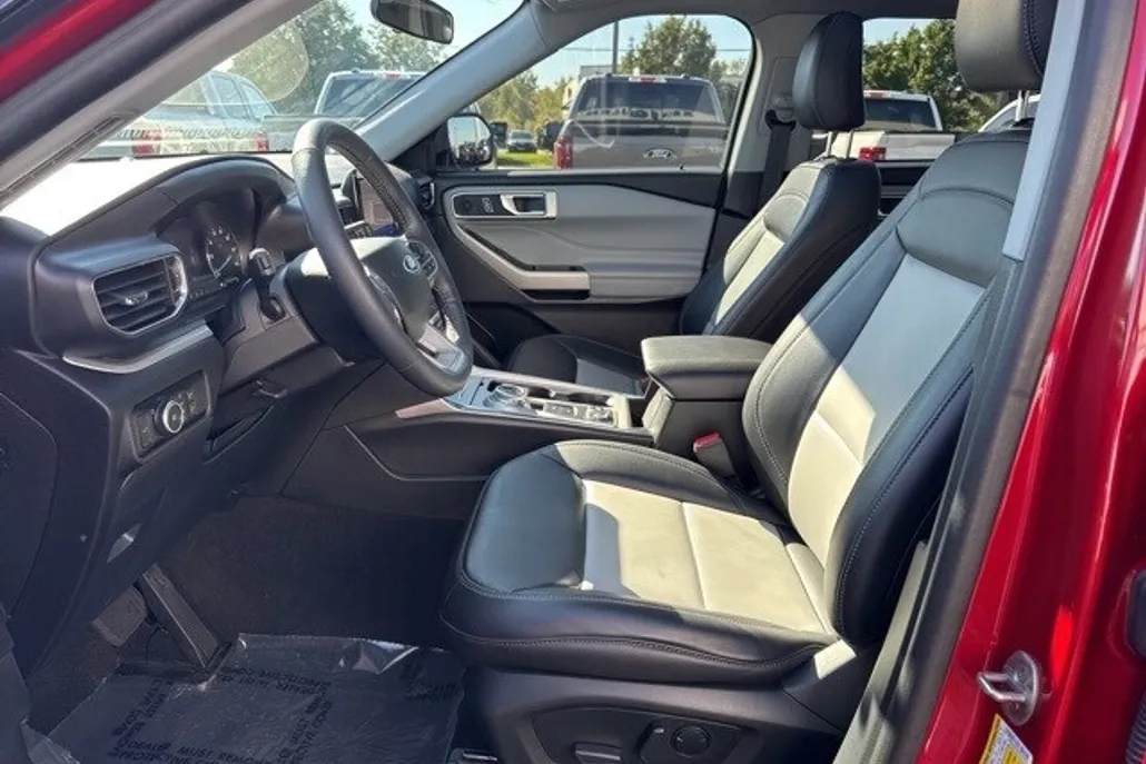 2024 Ford Explorer XLT Sport photo 1