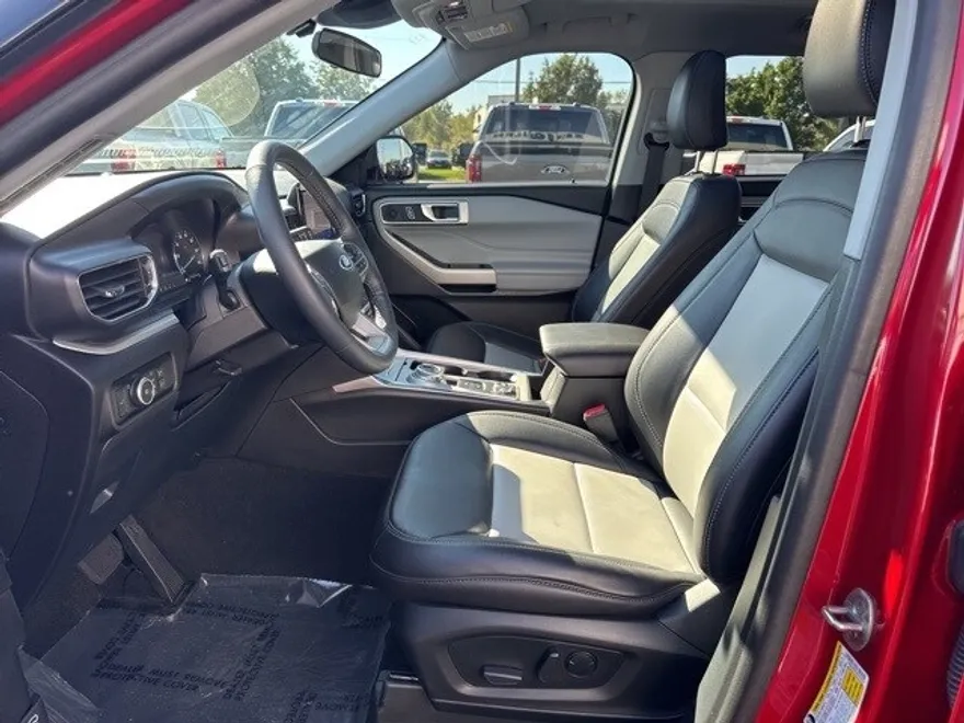 2024 Ford Explorer XLT Sport photo 1