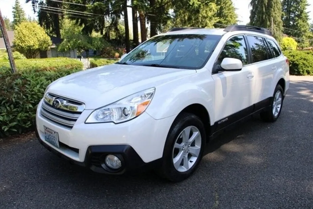 2013 Subaru Outback 2.5i Premium photo 1
