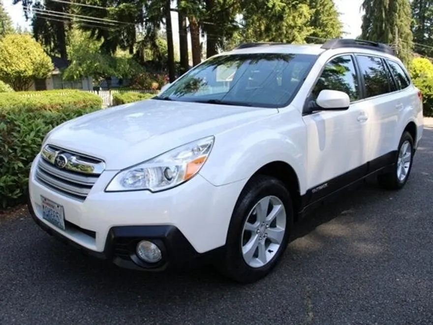 2013 Subaru Outback 2.5i Premium photo 1