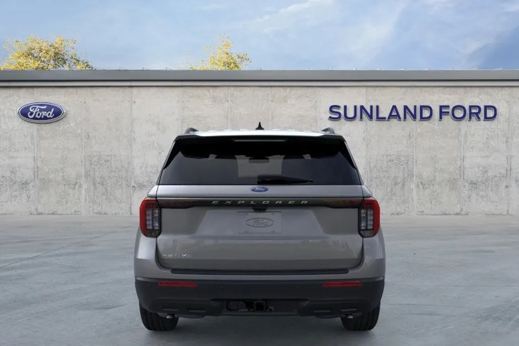 2025 Ford Explorer photo 1