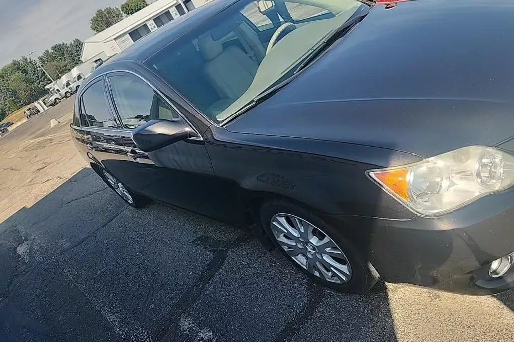 2010 Toyota Avalon XLS photo 1