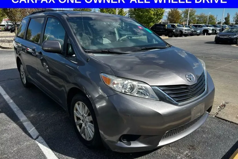 2013 Toyota Sienna LE photo 1