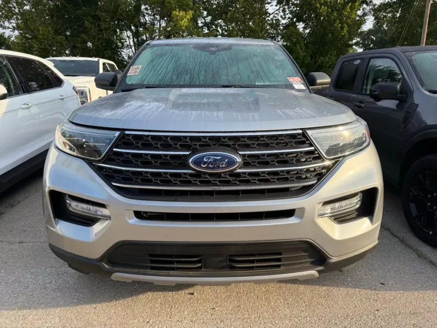 2023 Ford Explorer XLT photo 1