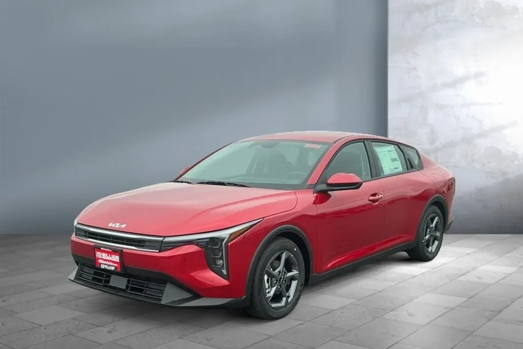 2025 Kia K4 LXS photo 1