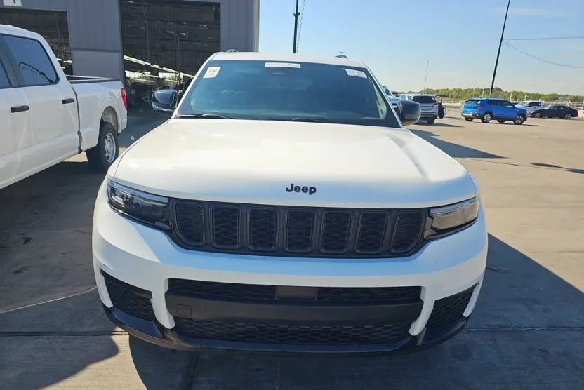 2024 Jeep Grand Cherokee Altitude photo 1