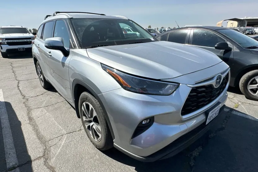 2022 Toyota Highlander LE photo 1