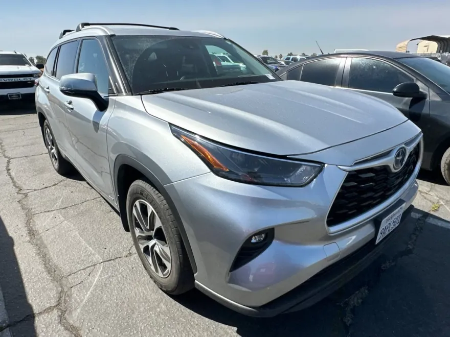 2022 Toyota Highlander LE photo 1