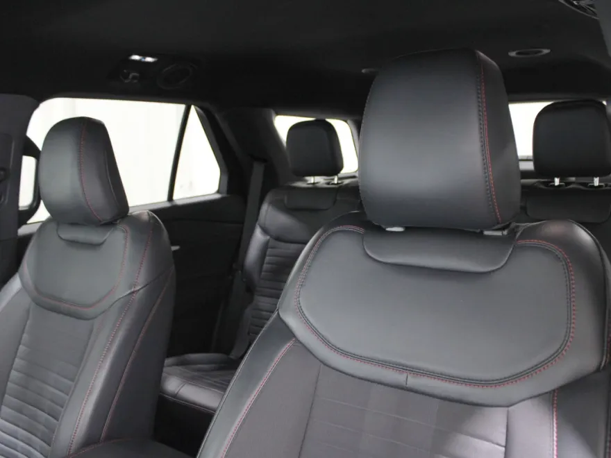 2025 Ford Explorer ST-Line photo 1