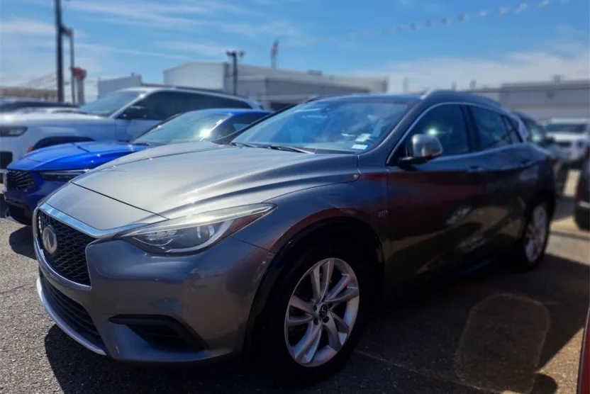 2019 Infiniti QX30 Luxe photo 1