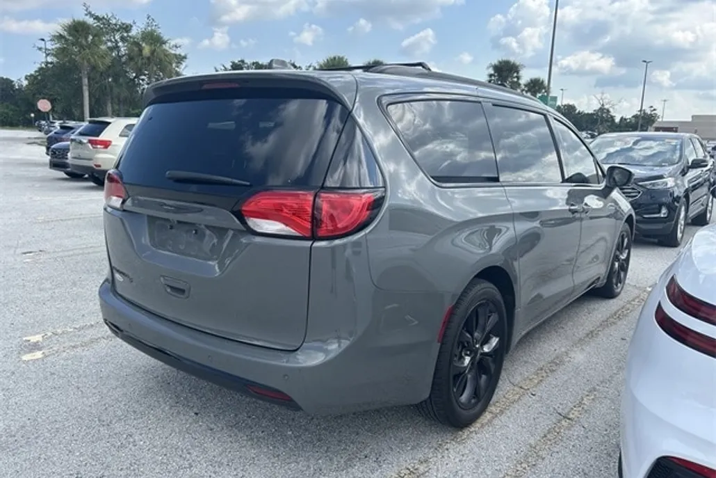 2020 Chrysler Pacifica Touring Plus photo 1