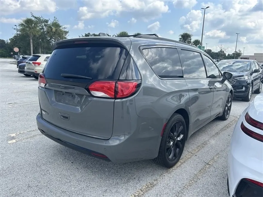 2020 Chrysler Pacifica Touring Plus photo 1