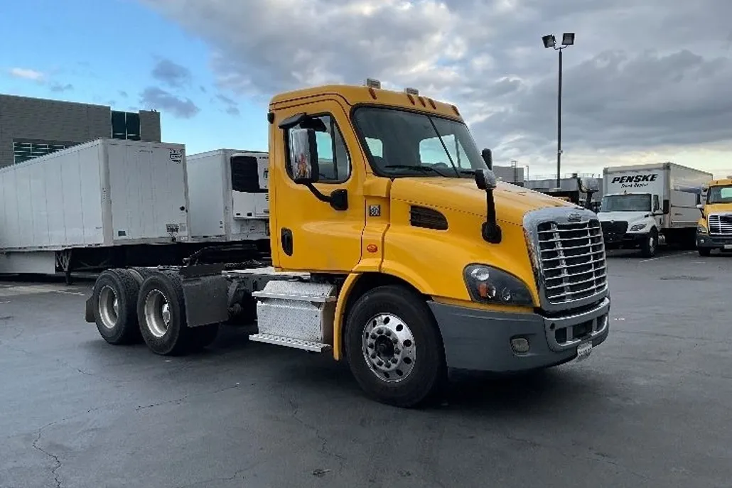 2019 Freightliner Cascadia 113" sleeper cab photo 1