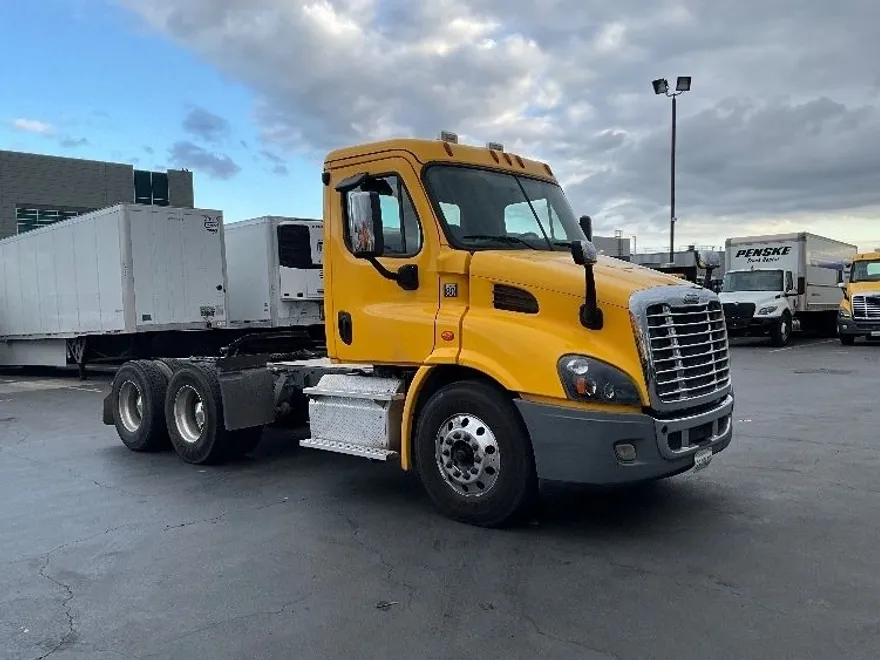2019 Freightliner Cascadia 113" sleeper cab photo 1