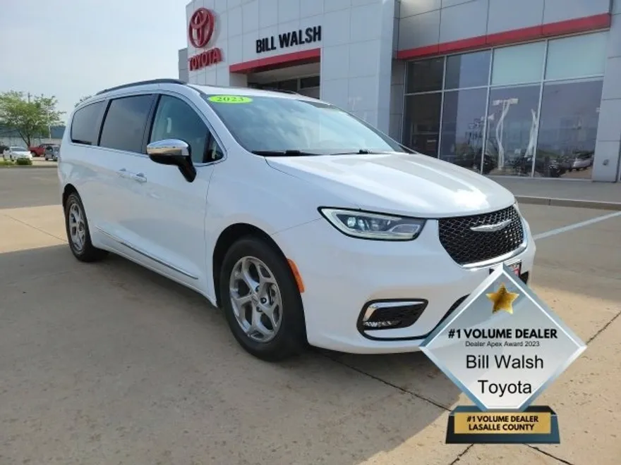 2023 Chrysler Pacifica Limited photo 1