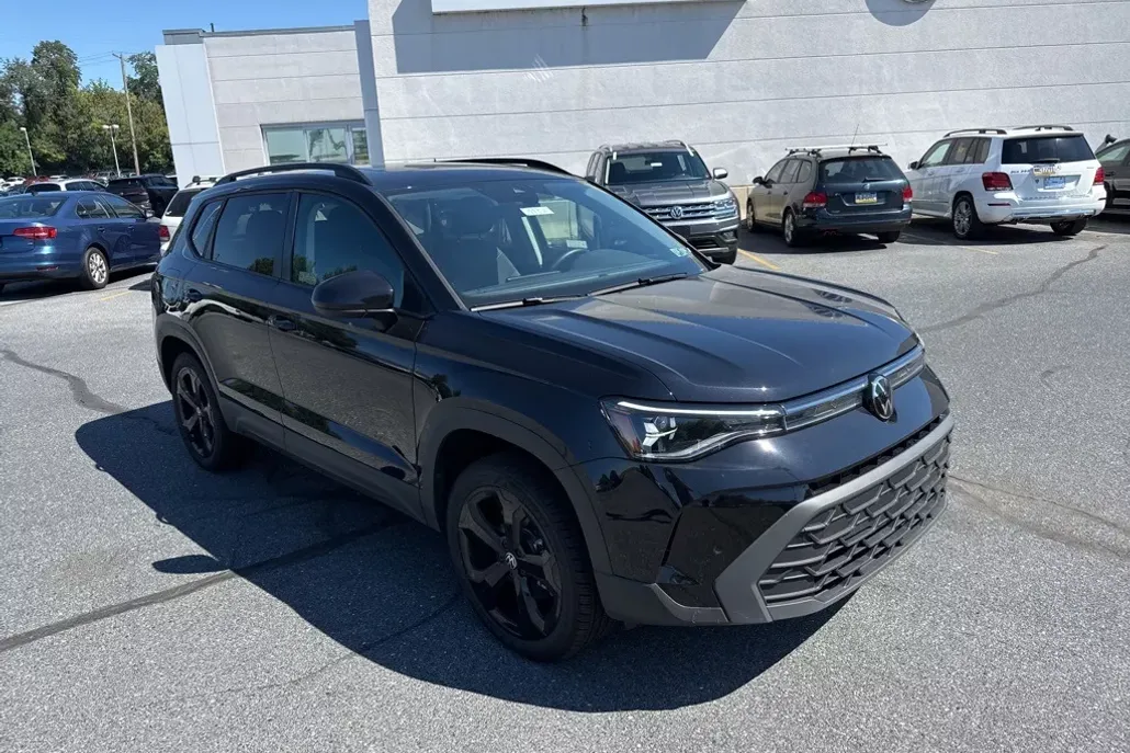 2025 Volkswagen Taos SE photo 1