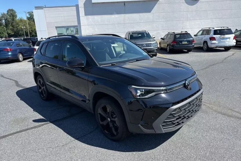 2025 Volkswagen Taos SE photo 1