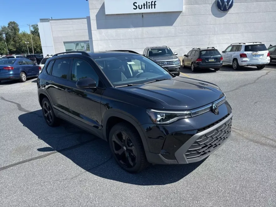 2025 Volkswagen Taos SE photo 1