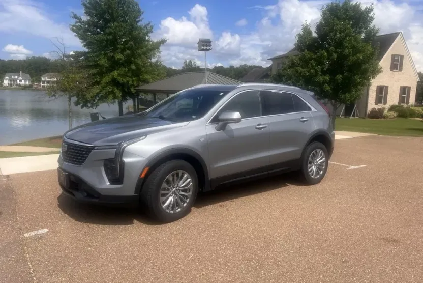 2025 Cadillac XT4 Premium Luxury photo 1