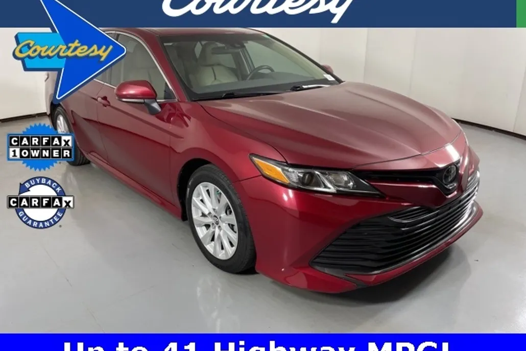 2018 Toyota Camry LE photo 1