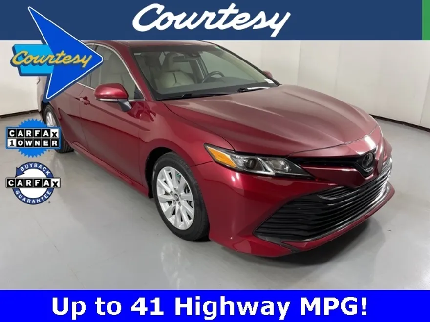 2018 Toyota Camry LE photo 1