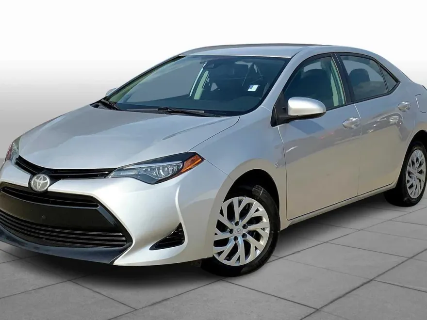 2017 Toyota Corolla LE photo 1
