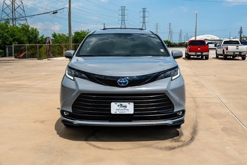 2025 Toyota Sienna Woodland Edition photo 1