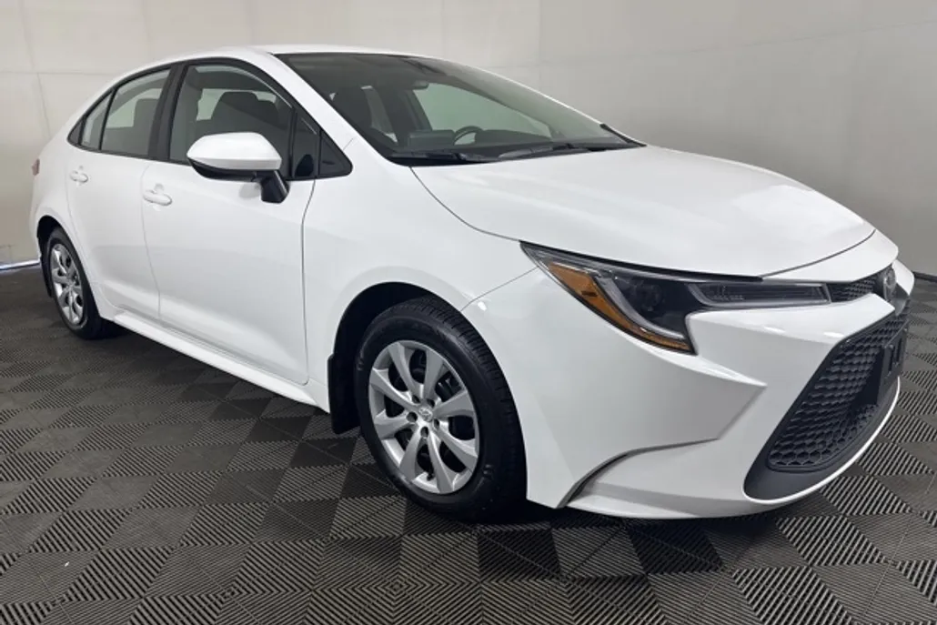 2022 Toyota Corolla LE photo 1