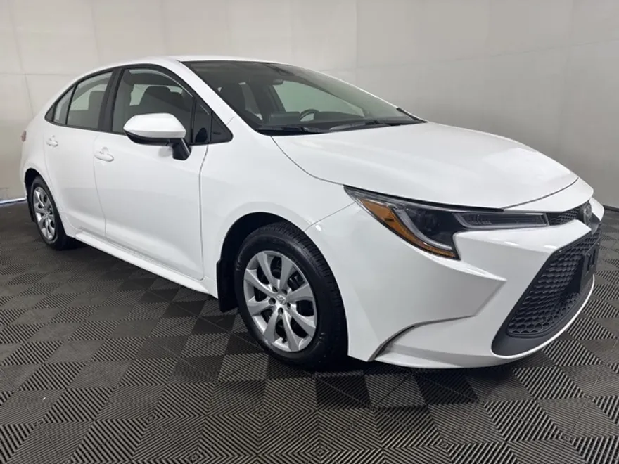 2022 Toyota Corolla LE photo 1