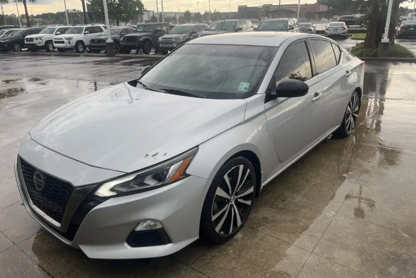 2021 Nissan Altima SR photo 1