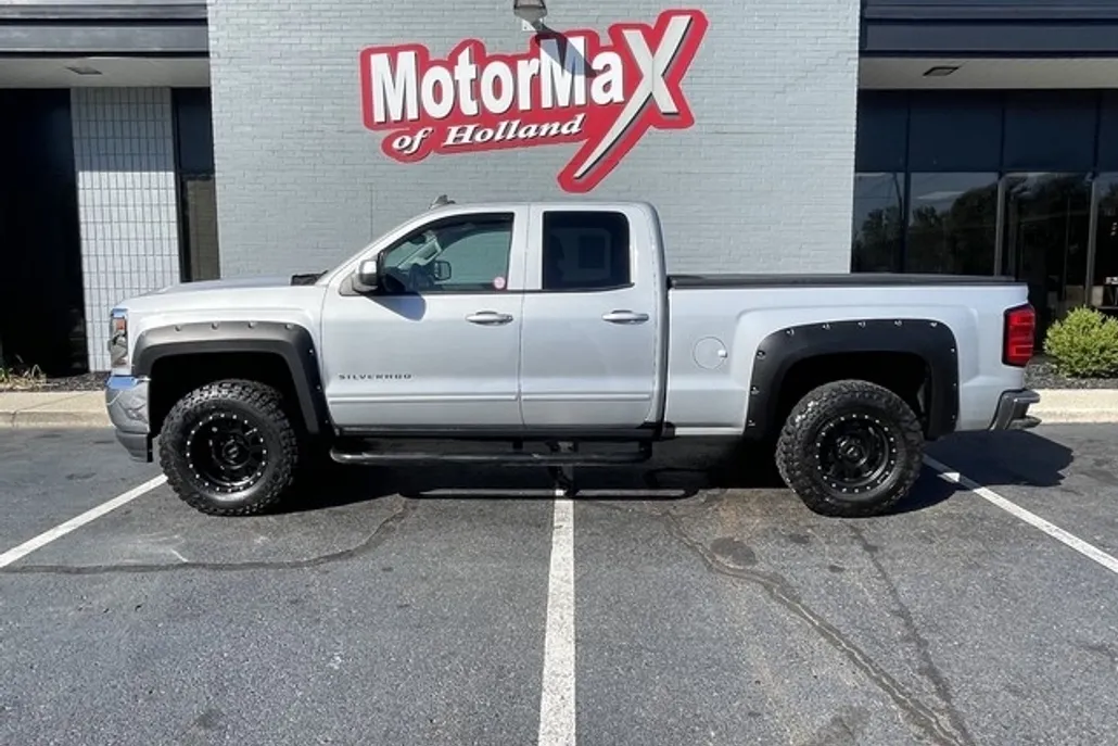 2018 Chevrolet Silverado 1500 LT photo 1