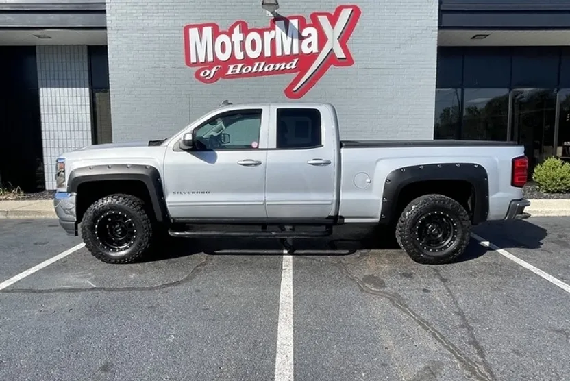 2018 Chevrolet Silverado 1500 LT photo 1