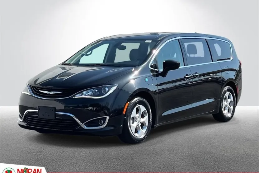 2017 Chrysler Pacifica Hybrid Touring Plus photo 1