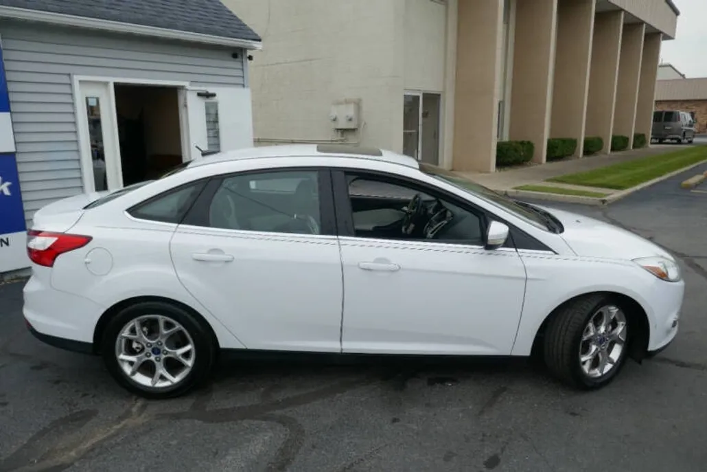 2012 Ford Focus SEL photo 1