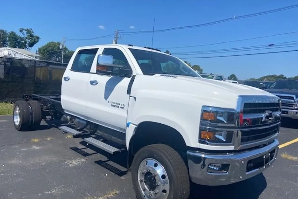 2024 Chevrolet Silverado 5500HD LT photo 1