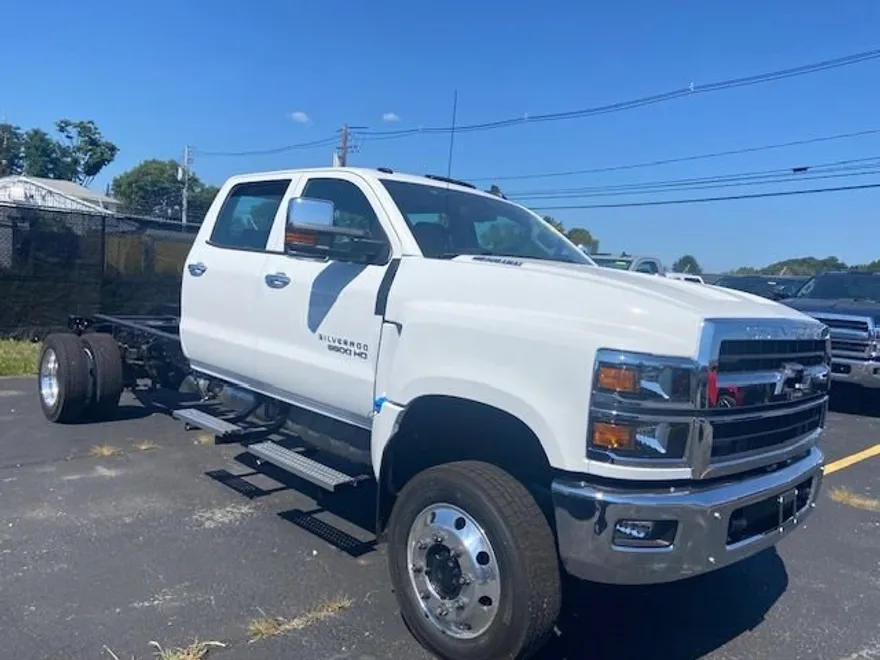 2024 Chevrolet Silverado 5500HD LT photo 1