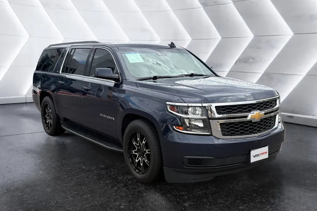 2019 Chevrolet Suburban LT photo 1