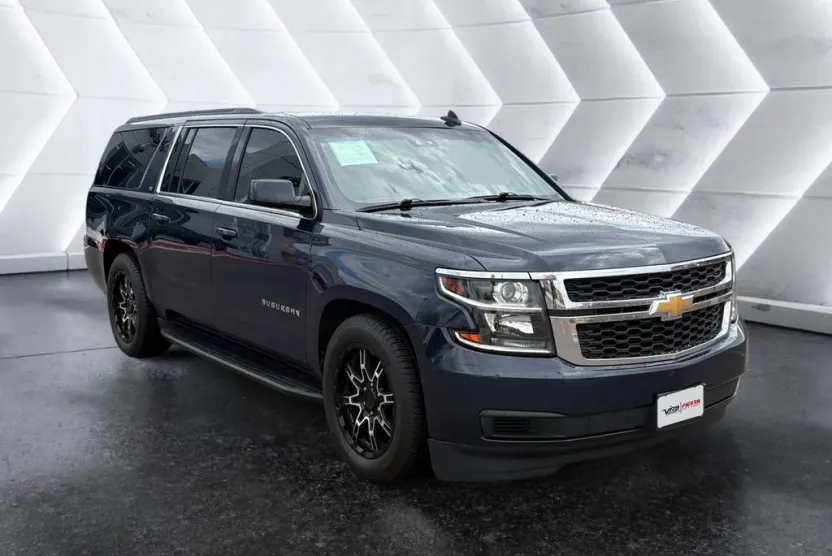 2019 Chevrolet Suburban LT photo 1