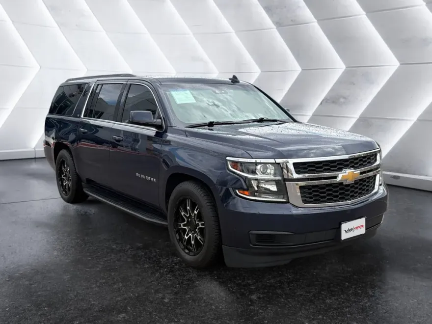 2019 Chevrolet Suburban LT photo 1