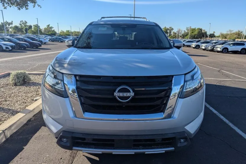 2022 Nissan Pathfinder Platinum photo 1