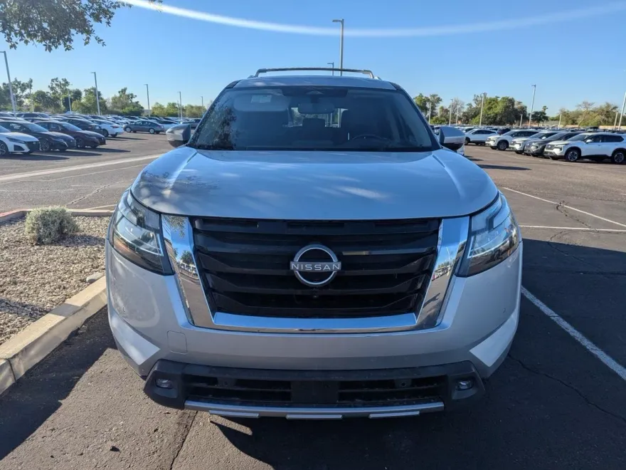 2022 Nissan Pathfinder Platinum photo 1