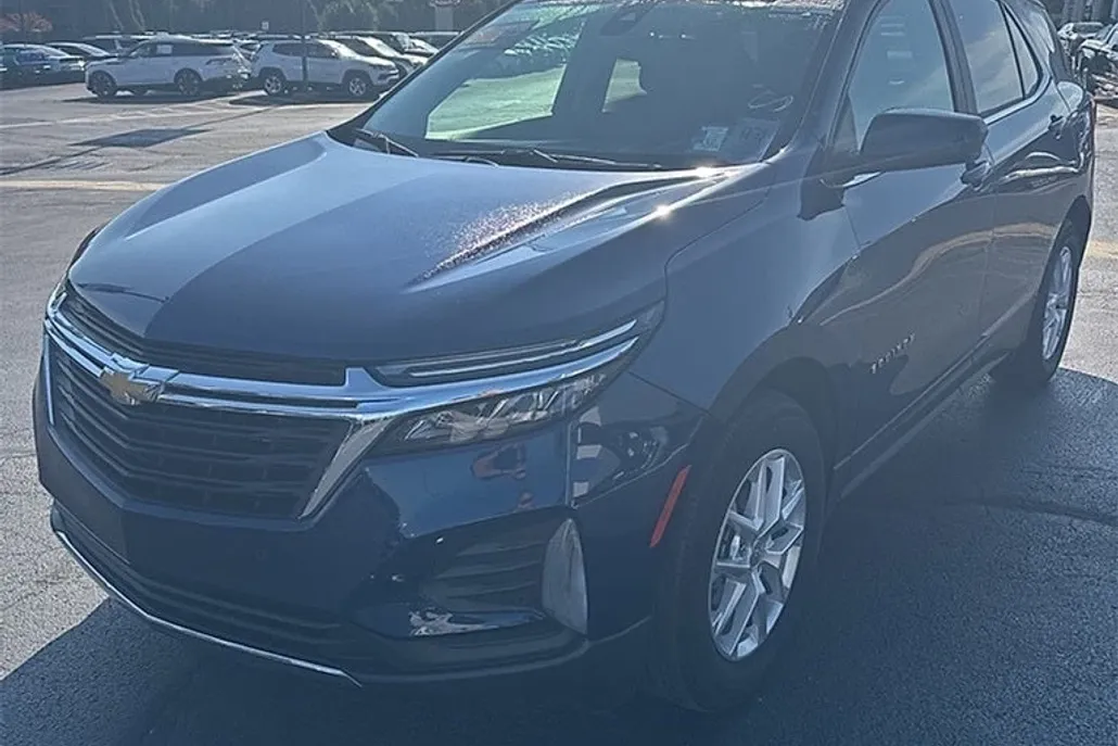 2022 Chevrolet Equinox LT photo 1