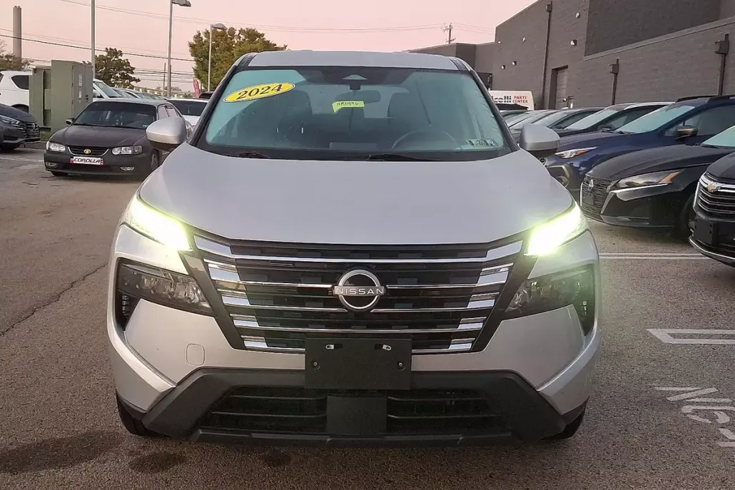 2024 Nissan Rogue SV photo 1