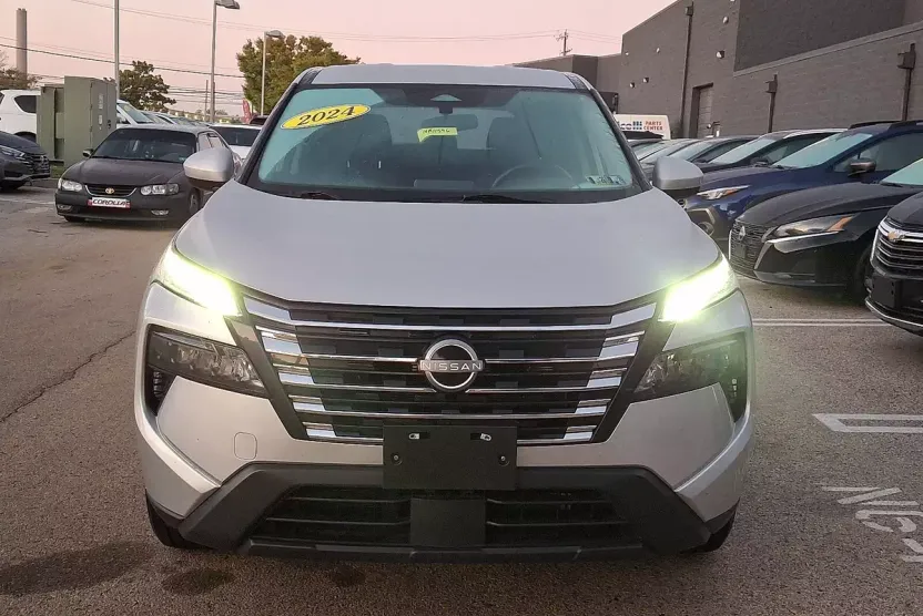 2024 Nissan Rogue SV photo 1