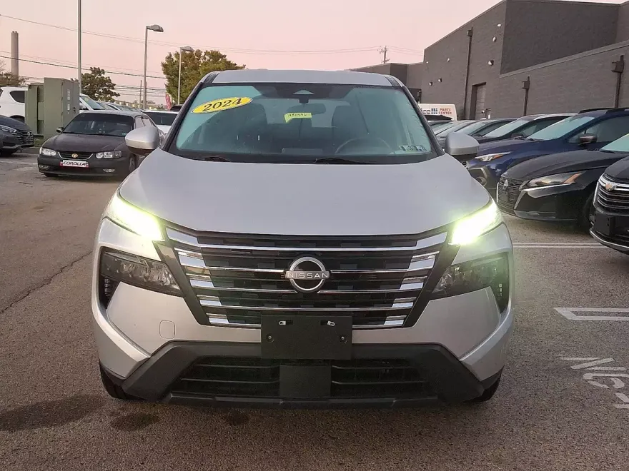 2024 Nissan Rogue SV photo 1