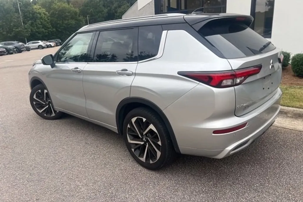 2024 Mitsubishi Outlander SEL photo 1