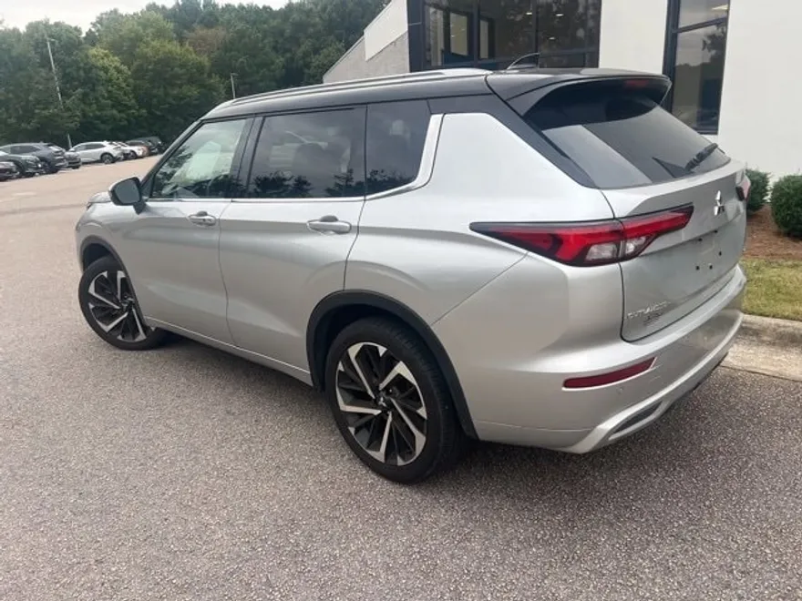 2024 Mitsubishi Outlander SEL photo 1